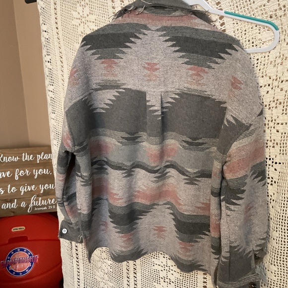 NWT Distressed Aztec Button Down Shacket Jacket Large - Picture 4 of 4